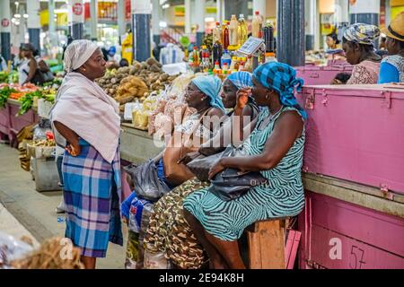 Femmes créoles à la Centrale Markt / marché central couvert dans le centre ville de Paramaribo, Suriname / Surinam Banque D'Images