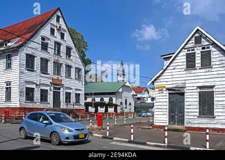 Maisons en bois blanc et petite église de style colonial hollandais dans la ville historique de Paramaribo, district de Paramaribo, Suriname / Surinam Banque D'Images