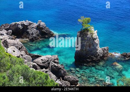 Paleokastritsa paysage sur l'île de Corfou, Grèce. Côte de la mer Ionienne en été. Banque D'Images