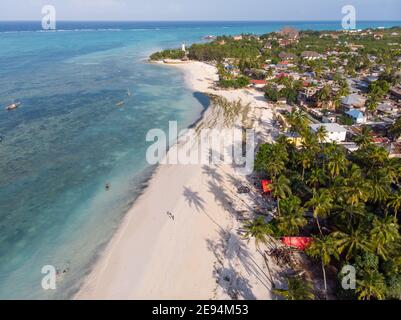Côte nord de Zanzibar à Nungwi avec phare et toit de chaume Restaurant sur les piliers au-dessus de l'océan Banque D'Images