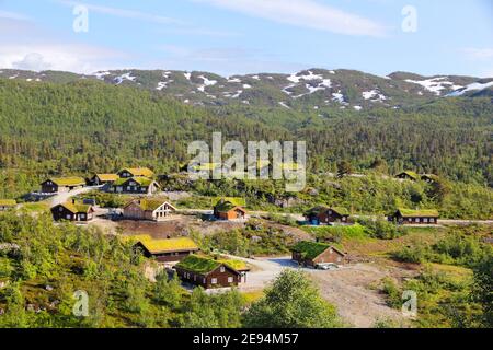 Village de montagne en Norvège. Chalets avec toits de gazon dans les montagnes Haukelifjell. Banque D'Images