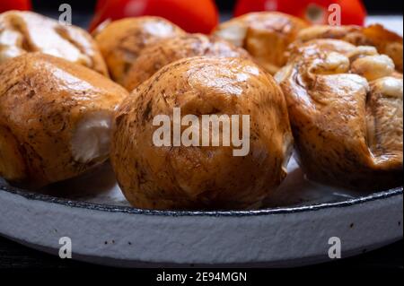Savoureuse cuisine italienne, petites boules de mozzarella fumée de gros plan Banque D'Images