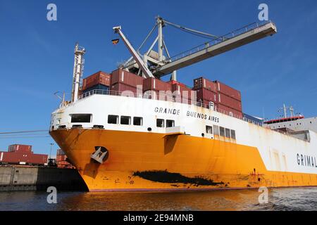 Hambourg, Allemagne - le 28 août 2014 : Grande Buenos Aires de Grimaldi Lines est chargé dans le port de Hambourg. Le port maritime est le 15e plus fréquentés du monde i Banque D'Images