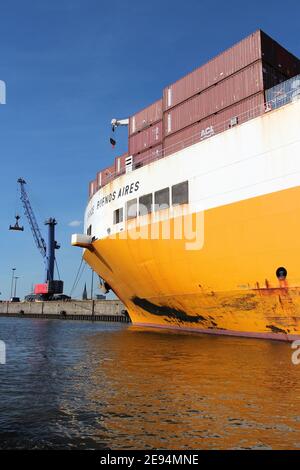 Hambourg, Allemagne - le 28 août 2014 : Grande Buenos Aires de Grimaldi Lines est chargé dans le port de Hambourg. Le port maritime est le 15e plus fréquentés du monde i Banque D'Images