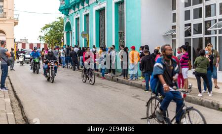Les Cubains se préparent à acheter des électro-domestiques dans le quartier du centre-ville. Ils portent des masques comme c'est le temps du Covid-19 Banque D'Images