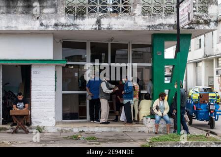 Cuban de la ligne pour acheter des médicaments à la pharmacie par la clinique de Santa Clara. Ils portent des masques comme c'est le temps du Covid-19 Banque D'Images