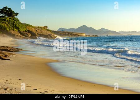 Devil's Beach à Ipanema Rio de Janeiro déserte à l'aube avec des montagnes en arrière-plan Banque D'Images