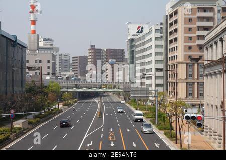KOBE, JAPON - 24 AVRIL 2012 : vue sur la circulation routière de Kobe, Japon. Kobe est la 6ème plus grande ville du Japon, avec une population de 1,5 M. Banque D'Images