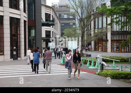 Tokyo, JAPON - 9 MAI 2012 : la vie urbaine dans le quartier d'Akasaka Sacas à Minato, Tokyo, Japon. La Grande région de Tokyo est la région métropolitaine la plus peuplée Banque D'Images