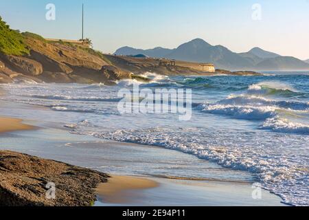 Devil's Beach à Ipanema Rio de Janeiro déserte à l'aube avec des montagnes en arrière-plan Banque D'Images