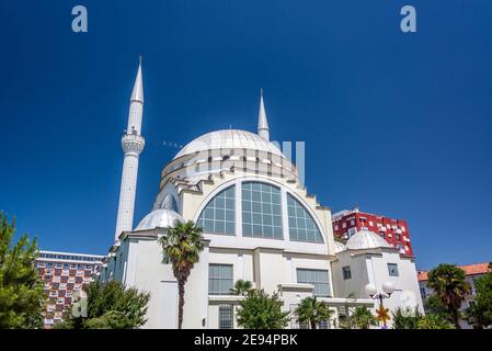 Vue sur la mosquée Beker de l'UER à Shkoder, en Albanie, avec un beau ciel bleu Banque D'Images