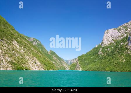 Vue imprenable sur le lac Koman dans les montagnes de l'Acursed dans nord de l'Albanie Banque D'Images