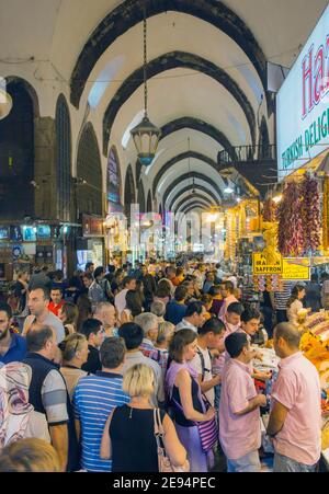 Istanbul, Turquie. La foule fait du shopping à Misir Carsisi, le marché aux épices. Banque D'Images