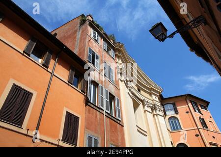 Rue d'architecture méditerranéenne, à Rome, Italie. Banque D'Images