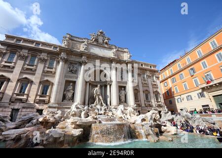 ROME, ITALIE - 8 AVRIL 2012 : les gens visitent la fontaine de Trevi à Rome. Selon les données officielles, 12.6 millions de personnes ont visité Rome en 2013. Banque D'Images