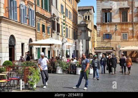 ROME, ITALIE - 10 AVRIL 2012 : les touristes visitent le quartier de Trastevere à Rome. Selon les données officielles, 12.6 millions de personnes ont visité Rome en 2013. Banque D'Images