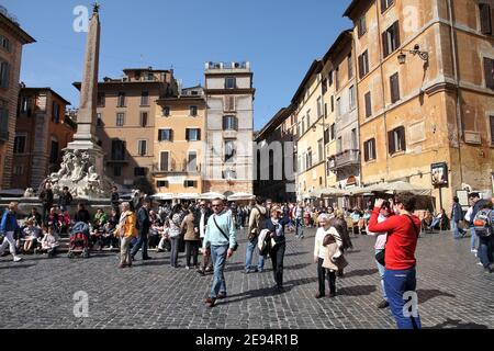 ROME, ITALIE - 10 AVRIL 2012 : visite de la Piazza della Rotonda à Rome. Selon les données officielles, 12.6 millions de personnes ont visité Rome en 2013. Banque D'Images