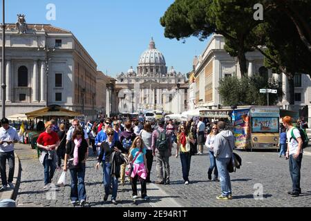 ROME, ITALIE - 10 AVRIL 2012 : les touristes marchent vers le Vatican depuis Rome. Selon les données officielles, 12.6 millions de personnes ont visité Rome en 2013. Banque D'Images