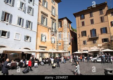 ROME, ITALIE - 10 AVRIL 2012 : visite de la Piazza della Rotonda à Rome. Selon les données officielles, 12.6 millions de personnes ont visité Rome en 2013. Banque D'Images