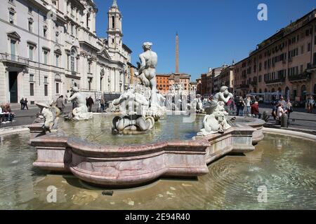 ROME, ITALIE - 10 AVRIL 2012 : visite de la Piazza Navona à Rome. Selon les données officielles, 12.6 millions de personnes ont visité Rome en 2013. Banque D'Images