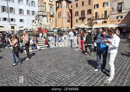 ROME, ITALIE - 10 AVRIL 2012 : visite de la Piazza della Rotonda à Rome. Selon les données officielles, 12.6 millions de personnes ont visité Rome en 2013. Banque D'Images