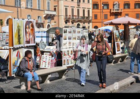 ROME, ITALIE - 10 AVRIL 2012 : visite de la Piazza Navona à Rome. Selon les données officielles, 12.6 millions de personnes ont visité Rome en 2013. Banque D'Images