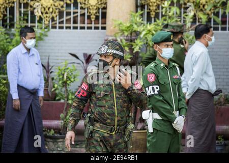 Yangon, Myanmar. 02 février 2021. Des soldats sont garde au centre-ville de Yangon après un coup d'état militaire au Myanmar, le mardi 2 février 2021. L'armée a arrêté le dirigeant civil Aung San Suu Kyi. Photo par Xiao long/UPI crédit: UPI/Alamy Live News Banque D'Images