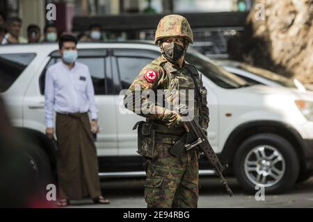 Yangon, Myanmar. 02 février 2021. Des soldats sont garde au centre-ville de Yangon après un coup d'état militaire au Myanmar, le mardi 2 février 2021. L'armée a arrêté le dirigeant civil Aung San Suu Kyi. Photo par Xiao long/UPI crédit: UPI/Alamy Live News Banque D'Images