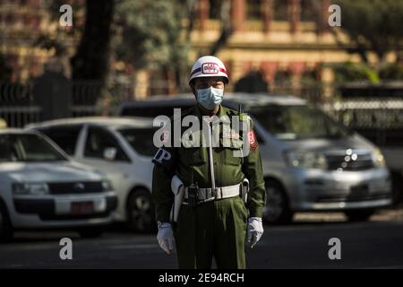 Yangon, Myanmar. 02 février 2021. Des soldats sont en garde au centre-ville de Yangon après un coup d'état militaire au Myanmar le mardi 2 février 2021. L'armée a arrêté le dirigeant civil Aung San Suu Kyi. Photo par Xiao long/UPI crédit: UPI/Alamy Live News Banque D'Images