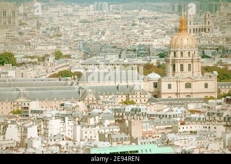 Paris, France - vue aérienne sur la ville avec le Palais des Invalides. Patrimoine mondial de l'UNESCO. Style de couleurs quadrichromiques - image rétro avec tons filtrés. Banque D'Images