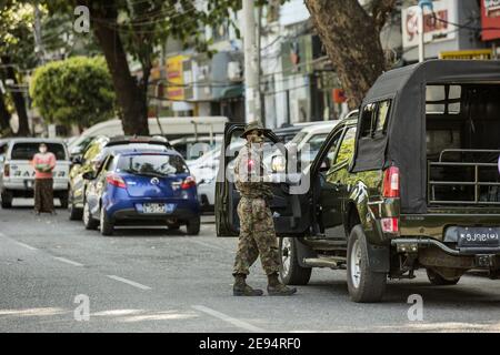 Yangon, Myanmar. 02 février 2021. Des soldats sont garde au centre-ville de Yangon après un coup d'état militaire au Myanmar, le mardi 2 février 2021. L'armée a arrêté le dirigeant civil Aung San Suu Kyi. Photo par Xiao long/UPI crédit: UPI/Alamy Live News Banque D'Images