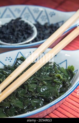 Papiers peints avec la nourriture japonaise: Algues wakame (Undaria pinnatifida) Banque D'Images