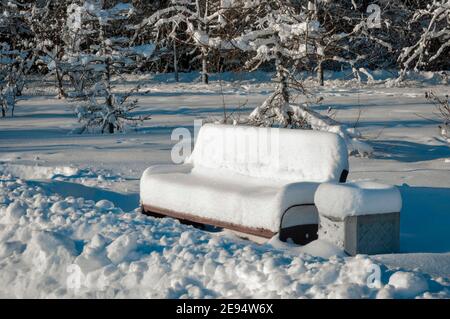 Un banc dans le parc est couvert d'une épaisse couche de neige, Moscou, Russie Banque D'Images