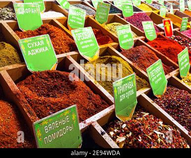 épices et condiments classiques sur le marché russe Banque D'Images