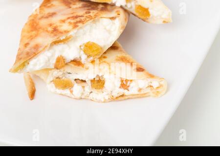 Crêpes farcies au fromage cottage et aux raisins secs. Gros plan. Banque D'Images