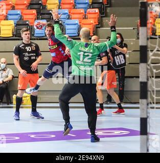 Schaffhausen, Suisse. 02 février 2021. 02.02.2021, Schaffhausen, BBC Arena, EHF Ligue européenne: Rhein-Neckar Loewen - Kadetten Schaffhausen, Uwe Gensheimer (Rhein-Neckar Loewen) contre le gardien de but Ignacio Biosecca Garcia (Kadetten). Dans le dos Donat Bartok (cadets). Crédit: SPP Sport presse photo. /Alamy Live News Banque D'Images