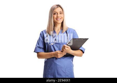 Femme de soins de santé dans un uniforme bleu tenant un presse-papiers isolé sur fond blanc Banque D'Images