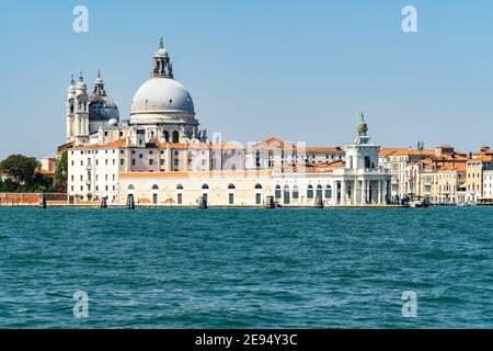 Vue sur le canal Giudecca à Venise depuis le clocher de San Giorgio Maggiore, avec Punta della Dogana et les coupoles de Santa Maria della Salute Banque D'Images