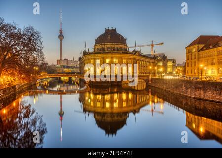 Le Musée de la Bode et la Tour de télévision à Berlin un matin clair Banque D'Images