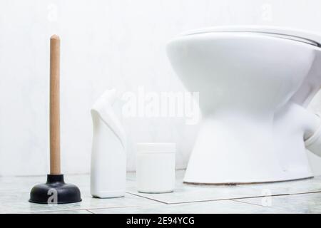 Ventuz et d'autres nettoyants pour les toilettes de près, dans la salle de bains. Banque D'Images