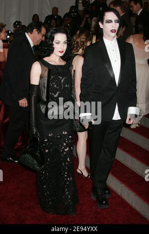 Marilyn Manson et Dita Von Teese assistent au Metropolitan Museum of Art Costume Institute Gala avantage : Anglomania au Metropolitan Museum of Art M. Banque D'Images