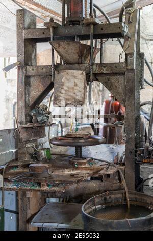 Machines rustiques faites maison pour faire fondre le plastique et injecter le liquide dans des moules ou des moulages. L'image est prise dans un magasin rustique d'un travailleur indépendant Cuba Banque D'Images