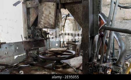 Machines rustiques faites maison pour faire fondre le plastique et injecter le liquide dans des moules ou des moulages. L'image est prise dans un magasin rustique d'un travailleur indépendant Cuba Banque D'Images
