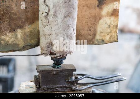 Machines rustiques faites maison pour faire fondre le plastique et injecter le liquide dans des moules ou des moulages. L'image est prise dans un magasin rustique d'un travailleur indépendant Cuba Banque D'Images