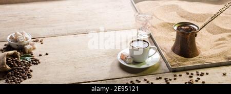 Concept traditionnel turc de la cuisine du café dans le sable. Il est servi avec un délice turc et de l'eau. Banque D'Images