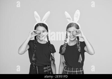 Mignons petites filles portant des oreilles de lapin. Composition de Pâques. Chasse aux œufs. Vacances de printemps traditionnelles. Joyeuses pâques. Printemps à venir. Enfants de lapins de Pâques. Les enfants jouent dans les oreilles de lapin. Banque D'Images