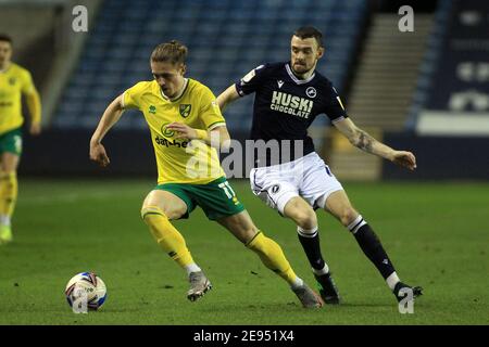 Londres, Royaume-Uni. 02 février 2021. Przemyslaw Placheta de Norwich City (L) en action avec Scott Malone de Millwall (R). EFL Skybet Championship Match, Millwall v Norwich City au Den à Londres le mardi 2 février 2021. Cette image ne peut être utilisée qu'à des fins éditoriales. Utilisation éditoriale uniquement, licence requise pour une utilisation commerciale. Aucune utilisation dans les Paris, les jeux ou les publications d'un seul club/ligue/joueur. photo par Steffan Bowen/Andrew Orchard sports photographie/Alay Live news crédit: Andrew Orchard sports photographie/Alay Live News Banque D'Images