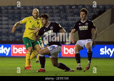 Londres, Royaume-Uni. 02 février 2021. Teemu Pukki, de Norwich City (L), voit son tir au but bloqué par Ryan Leonard de Millwall (M). EFL Skybet Championship Match, Millwall v Norwich City au Den à Londres le mardi 2 février 2021. Cette image ne peut être utilisée qu'à des fins éditoriales. Utilisation éditoriale uniquement, licence requise pour une utilisation commerciale. Aucune utilisation dans les Paris, les jeux ou les publications d'un seul club/ligue/joueur. photo par Steffan Bowen/Andrew Orchard sports photographie/Alay Live news crédit: Andrew Orchard sports photographie/Alay Live News Banque D'Images