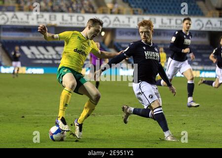 Londres, Royaume-Uni. 02 février 2021. Oliver Skipp de Norwich City (L) en action avec Ryan Woods de Millwall (R). EFL Skybet Championship Match, Millwall v Norwich City au Den à Londres le mardi 2 février 2021. Cette image ne peut être utilisée qu'à des fins éditoriales. Utilisation éditoriale uniquement, licence requise pour une utilisation commerciale. Aucune utilisation dans les Paris, les jeux ou les publications d'un seul club/ligue/joueur. photo par Steffan Bowen/Andrew Orchard sports photographie/Alay Live news crédit: Andrew Orchard sports photographie/Alay Live News Banque D'Images