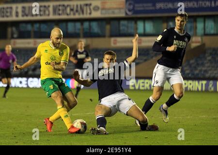 Londres, Royaume-Uni. 02 février 2021. Teemu Pukki de Norwich City (L) a un tir à but bloqué par Shaun Hutchinson de Millwall (M). EFL Skybet Championship Match, Millwall v Norwich City au Den à Londres le mardi 2 février 2021. Cette image ne peut être utilisée qu'à des fins éditoriales. Utilisation éditoriale uniquement, licence requise pour une utilisation commerciale. Aucune utilisation dans les Paris, les jeux ou les publications d'un seul club/ligue/joueur. photo par Steffan Bowen/Andrew Orchard sports photographie/Alay Live news crédit: Andrew Orchard sports photographie/Alay Live News Banque D'Images